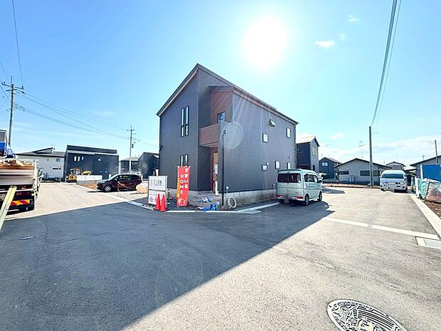 ~開放感ある角地のお住まい~ ・2方向が空く事で開放感のある角地に位置しております。 ・窮屈な感じが無く、ゆったりと暮らせるこの魅力をぜひ現地でご体感くださいませ。