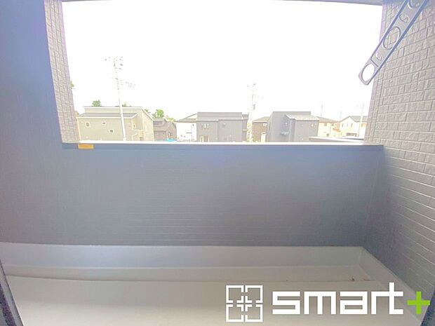 ~屋根付きのバルコニー~ ・バルコニーは屋根付きなので急な雨でも安心です。 ・奥行きもあるので洗濯物が干しやすいのも嬉しいポイントですね。