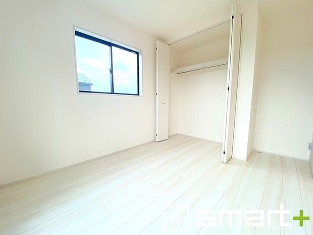 ~2面採光の明るいお部屋~ ・洋室は2面採光とする事で穏やかな陽の入る明るい空間となっております。 ・くつろぎのプライベート時間を明るい空間で穏やかにお過ごしいただけます。
