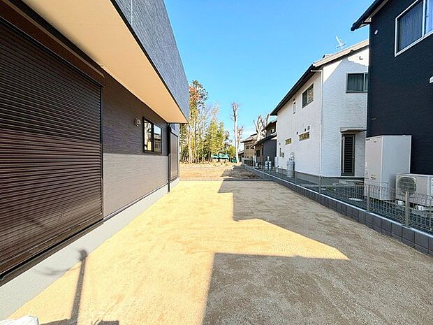 ～広々したお庭のある邸宅～ ・余裕の敷地には広いお庭もご用意。 ・ガーデニングや安らぎの空間として、倉庫を置いたりと様々な活用が可能です。 ・人工芝の敷設などもお気軽にご相談くださいませ。 