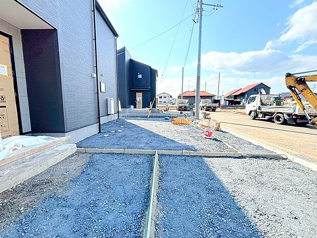 ～駐車場は4台分ご用意～ ・駐車場は4台分ございますので、車通勤の方や複数台お持ちの方にもお勧めのお住まいです。 ・ご来客の際も安心の余裕の敷地です。 