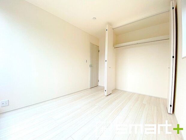 ~2面採光の明るいお部屋~ ・洋室は2面採光とする事で穏やかな陽の入る明るい空間となっております。 ・くつろぎのプライベート時間を明るい空間で穏やかにお過ごしいただけます。