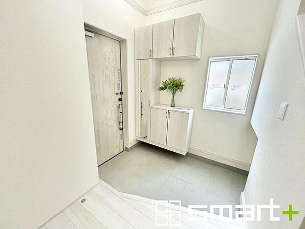 ～吹抜けのある玄関～ ・玄関に吹抜けを設ける事で縦への開放感が広がります。 ・暗くなりがちな玄関も穏やかな陽が入り明るくなるので、帰宅した際の気分が違いますね。 