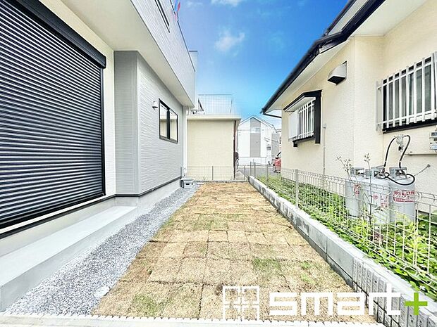 ～お庭もある余裕の敷地～ ・広々した敷地にはお庭もご用意。お庭があるだけで余裕を感じますね。 ・防草シートや人工芝の敷設などのオプションもお気軽にご相談くださいませ。 