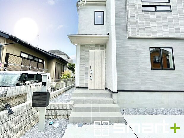 ～閑静な住宅街の立地～ ・周辺は閑静な住宅街となっておりますので、静かな暮らしをご実現いただけます。 ・前面道路の交通量も多くないので、小さなお子様がいるご家庭でもご安心ですね。 