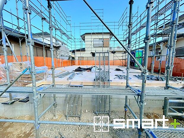 ~ベタ基礎でしっかりとした土台~ ・コンクリートの中に鉄筋を配し強度を高めた「ベタ基礎」を採用。 ・しっかりとした土台を造ったうえで、その上に建物が築造されていきます。