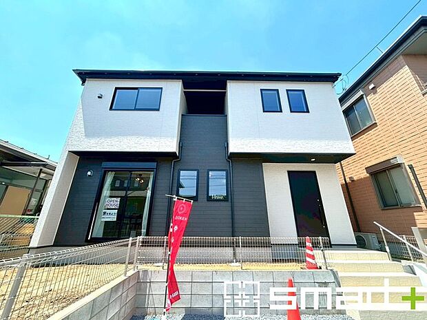 ～モダンな印象を与える外観～ ・シックな色彩の2トーンカラーを採用する事でモダンでお洒落な印象の外観となっております。 ・毎日家に帰ってくることが誇らしくなる高級感のある仕様。 
