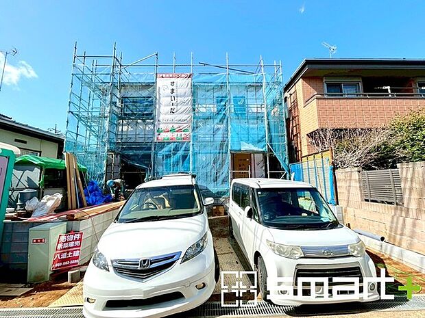 ~ベタ基礎でしっかりとした土台~ ・コンクリートの中に鉄筋を配し強度を高めた「ベタ基礎」を採用。 ・しっかりとした土台を造ったうえで、その上に建物が築造されていきます。