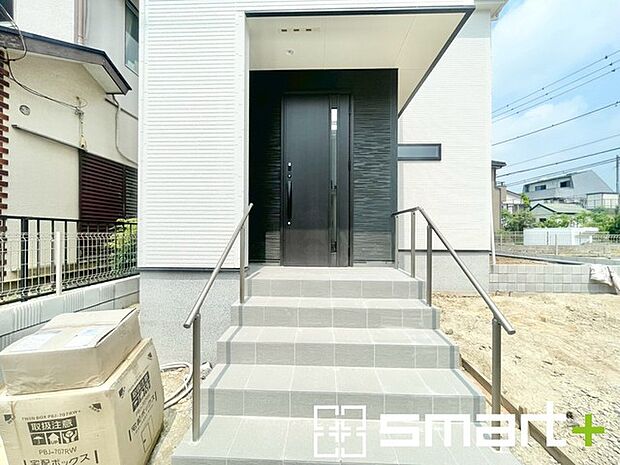 ~お住まいの顔「玄関」~ ・玄関ドアの上にはもちろん軒がございますので、雨の日でも濡れずに鍵の開閉が可能です。 ・鍵は防犯性に優れたディンプルキーを採用。