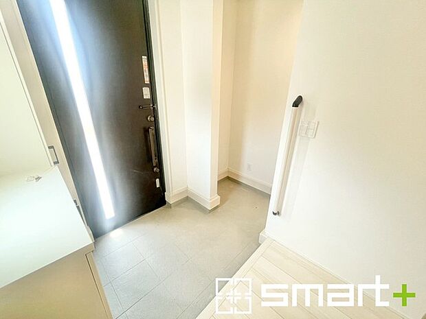 ~シューズインクロークをご用意~ ・追加の靴置きとしてはもちろん、ベビーカーやゴルフ・スキーなど趣味の用具の置場としてもご利用いただけます。 ・玄関が広がる事で開放感のある空間となります。