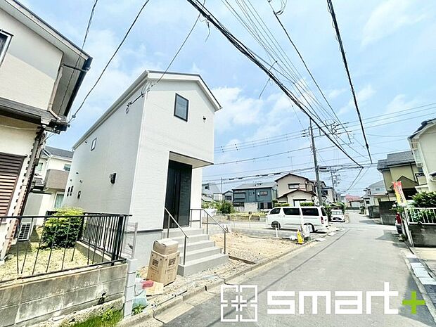 ~閑静な住宅街の立地~ ・周辺は閑静な住宅街となっておりますので、静かな暮らしをご実現いただけます。 ・前面道路の交通量も多くないので、小さなお子様がいるご家庭でもご安心ですね。