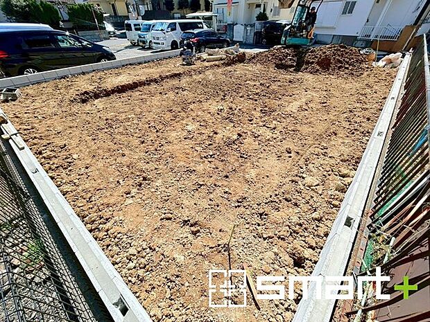 ~ベタ基礎でしっかりとした土台~ ・コンクリートの中に鉄筋を配し強度を高めた「ベタ基礎」を採用。 ・しっかりとした土台を造ったうえで、その上に建物が築造されていきます。