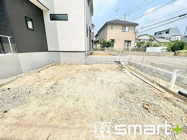 ~駐車場は2台分ご用意~ ・駐車場は2台分ございますので、車通勤の方や複数台お持ちの方にもお勧めのお住まいです。 ・カーポートなどのオプションもお気軽にご相談くださいませ。