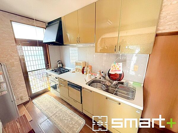 ～リビングを有効活用～ ・キッチンは対面式ではなく壁側にございますので、お部屋の中の空間を有効活用できます。 ・現地ではぜひ家具の配置などもイメージしながらご見学くださいませ。