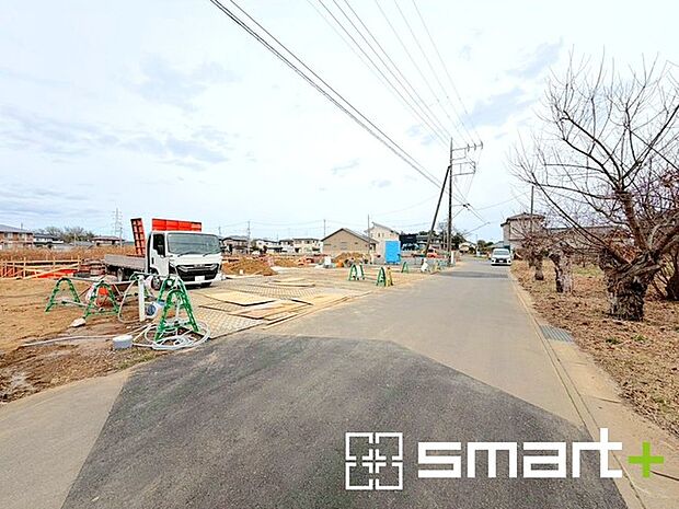 ~閑静な住宅街の立地~ ・周辺は閑静な住宅街となっておりますので、静かな暮らしをご実現いただけます。 ・前面道路の交通量も多くないので、小さなお子様がいるご家庭でもご安心ですね。