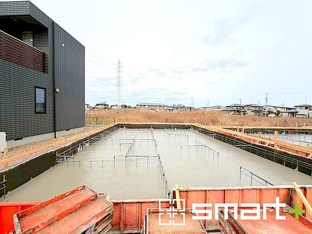 ~ベタ基礎でしっかりとした土台~ ・コンクリートの中に鉄筋を配し強度を高めた「ベタ基礎」を採用。 ・しっかりとした土台を造ったうえで、その上に建物が築造されていきます。