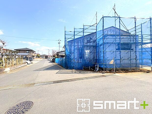 ~十分な広さのある前面道路~ ・前面道路は約6mございますので、お車でのすれ違いも楽々で余計なストレスがかかりません。 ・日々お車での移動が多い方には大切なポイントですね。