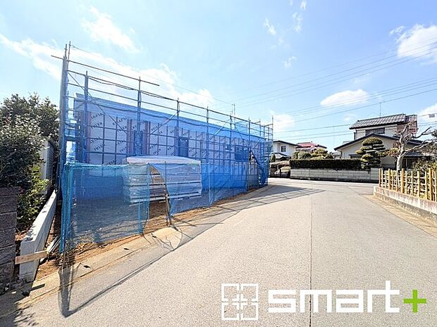 ~閑静な住宅街の立地~ ・周辺は閑静な住宅街となっておりますので、静かな暮らしをご実現いただけます。 ・前面道路の交通量も多くないので、小さなお子様がいるご家庭でもご安心ですね。