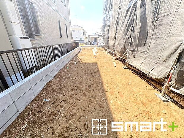 ~お庭もある余裕の敷地~ ・広々した敷地にはお庭もご用意。お庭があるだけで余裕を感じますね。 ・防草シートや人工芝の敷設などのオプションもお気軽にご相談くださいませ。