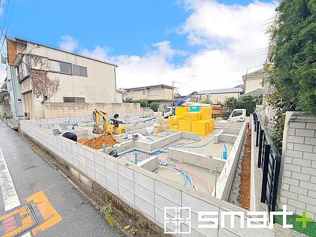 ~ベタ基礎でしっかりとした土台~ ・コンクリートの中に鉄筋を配し強度を高めた「ベタ基礎」を採用。 ・しっかりとした土台を造ったうえで、その上に建物が築造されていきます。