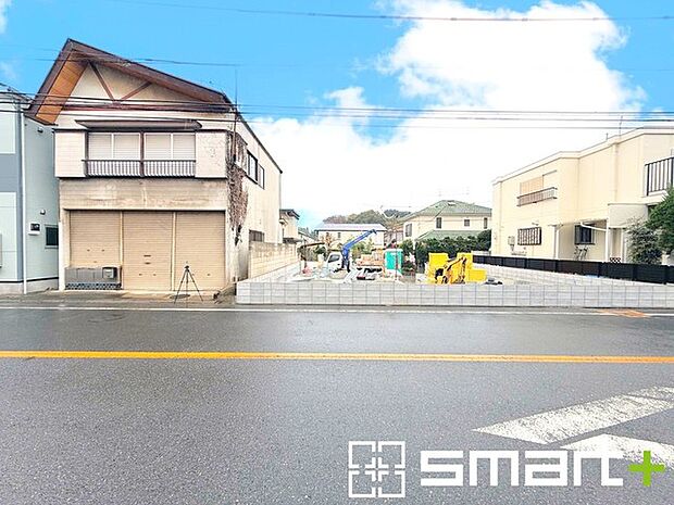 ~閑静な住宅街の立地~ ・周辺は閑静な住宅街となっておりますので、静かな暮らしをご実現いただけます。 ・前面道路の交通量も多くないので、小さなお子様がいるご家庭でもご安心ですね。