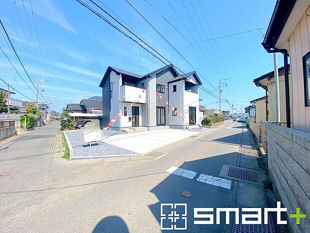 ~開放感ある角地のお住まい~ ・2方向が空く事で開放感のある角地に位置しております。 ・窮屈な感じが無く、ゆったりと暮らせるこの魅力をぜひ現地でご体感くださいませ。