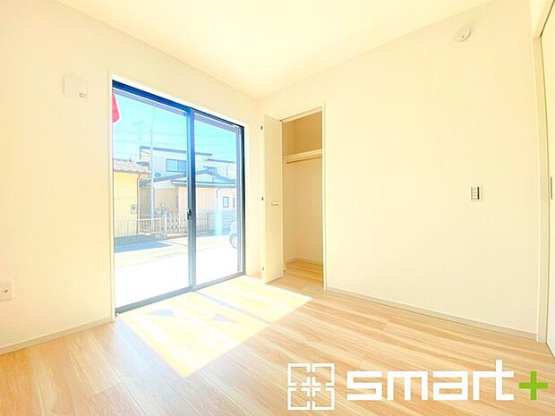 ~リビング横の洋室~ ・お子様のプレイルームやお昼寝、趣味のお部屋など、用途様々な1階洋室。 ・寝室はもちろん、玄関からも直接出入り可能なのでゲストルームにも利用できますね。