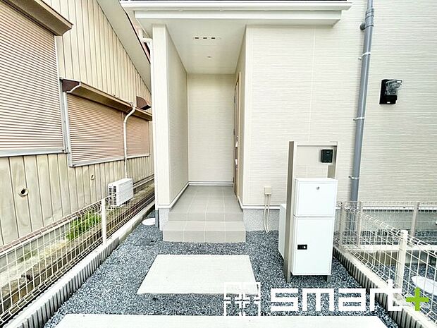 ~お住まいの顔「玄関」~ ・玄関ドアの上にはもちろん軒がございますので、雨の日でも濡れずに鍵の開閉が可能です。 ・鍵は防犯性に優れたディンプルキーを採用。
