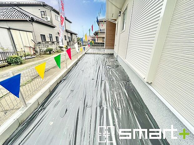 ~お庭もある余裕の敷地~ ・広々した敷地にはお庭もご用意。お庭があるだけで余裕を感じますね。 ・防草シートや人工芝の敷設などのオプションもお気軽にご相談くださいませ。