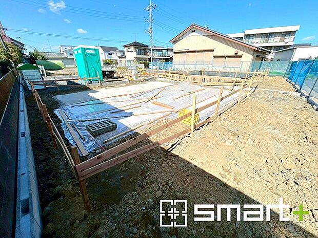 ~閑静な住宅街の立地~ ・周辺は閑静な住宅街となっておりますので、静かな暮らしをご実現いただけます。 ・前面道路の交通量も多くないので、小さなお子様がいるご家庭でもご安心ですね。
