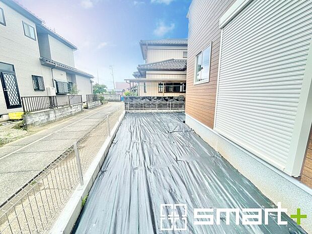 ~お庭もある余裕の敷地~ ・広々した敷地にはお庭もご用意。お庭があるだけで余裕を感じますね。 ・防草シートや人工芝の敷設などのオプションもお気軽にご相談くださいませ。