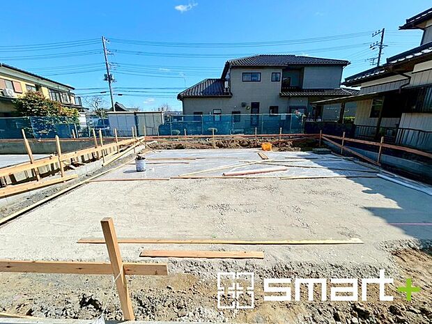 ~ベタ基礎でしっかりとした土台~ ・コンクリートの中に鉄筋を配し強度を高めた「ベタ基礎」を採用。 ・しっかりとした土台を造ったうえで、その上に建物が築造されていきます。