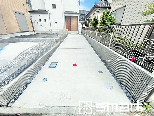 ~駐車場は2台分ご用意~ ・駐車場は2台分ございますので、車通勤の方や複数台お持ちの方にもお勧めのお住まいです。 ・カーポートなどのオプションもお気軽にご相談くださいませ。