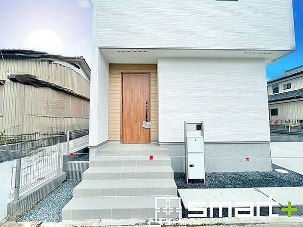 ～お住まいの顔「玄関」～ ・玄関ドアの上にはもちろん軒がございますので、雨の日でも濡れずに鍵の開閉が可能です。 ・鍵は防犯性に優れたディンプルキーを採用。 