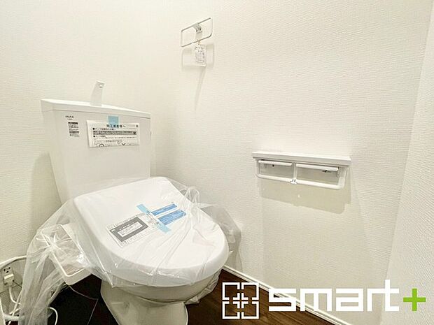 ～やはり便利なタンク式トイレ～ ・最近はタンクレストイレもございますが、タンク式の場合は停電時もお水を流すことが可能。 ・故障時なども比較的費用が安くなるなど、メリットが多くなります。 