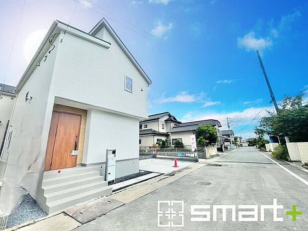 ~閑静な住宅街の立地~ ・周辺は閑静な住宅街となっておりますので、静かな暮らしをご実現いただけます。 ・前面道路の交通量も多くないので、小さなお子様がいるご家庭でもご安心ですね。