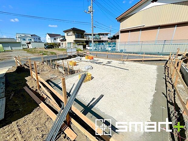 ~ベタ基礎でしっかりとした土台~ ・コンクリートの中に鉄筋を配し強度を高めた「ベタ基礎」を採用。 ・しっかりとした土台を造ったうえで、その上に建物が築造されていきます。