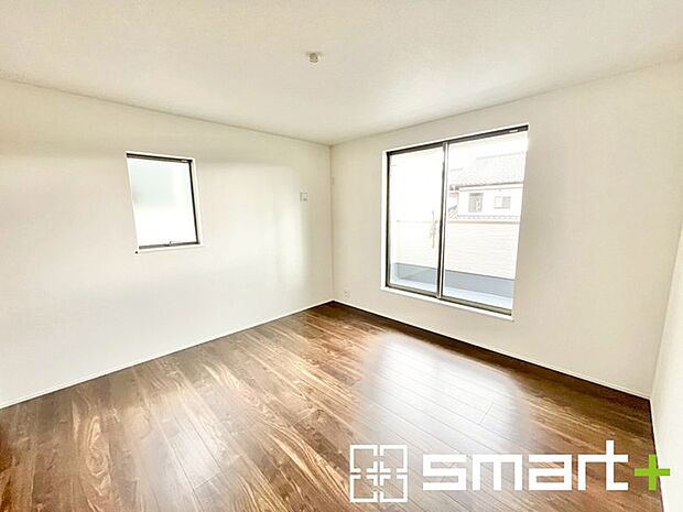 ～2面採光の明るいお部屋～ ・洋室は2面採光とする事で穏やかな陽の入る明るい空間となっております。 ・くつろぎのプライベート時間を明るい空間で穏やかにお過ごしいただけます。 