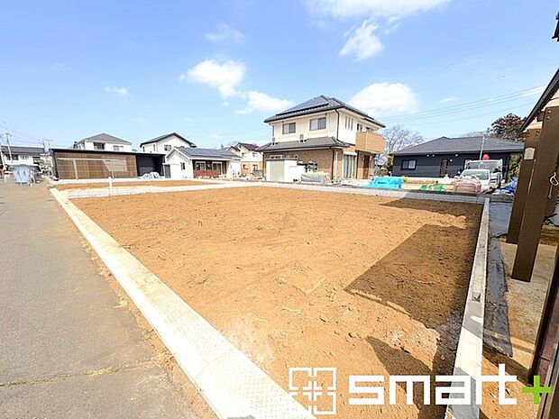 ~閑静な住宅街の立地~ ・周辺は閑静な住宅街となっておりますので、静かな暮らしをご実現いただけます。 ・前面道路の交通量も多くないので、小さなお子様がいるご家庭でもご安心ですね。