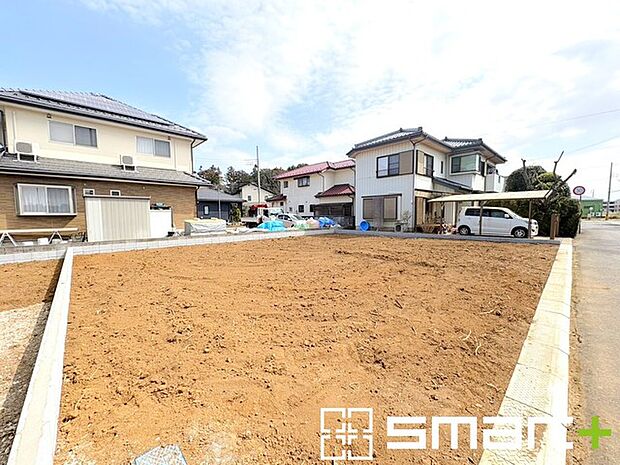 ~ベタ基礎でしっかりとした土台~ ・コンクリートの中に鉄筋を配し強度を高めた「ベタ基礎」を採用。 ・しっかりとした土台を造ったうえで、その上に建物が築造されていきます。