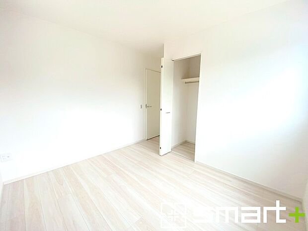 ~収納豊富な洋室~ ・各居室に備え付けの収納をご用意。タンスなどを置く場合と比べ出っ張らないので部屋の中を有効のご活用いただけます。 ・収納の広さなどぜひ現地でご確認くださいませ。