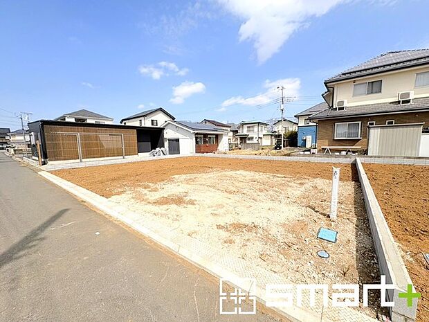 ~閑静な住宅街の立地~ ・周辺は閑静な住宅街となっておりますので、静かな暮らしをご実現いただけます。 ・前面道路の交通量も多くないので、小さなお子様がいるご家庭でもご安心ですね。