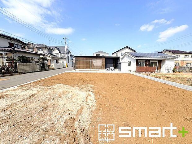 ~ベタ基礎でしっかりとした土台~ ・コンクリートの中に鉄筋を配し強度を高めた「ベタ基礎」を採用。 ・しっかりとした土台を造ったうえで、その上に建物が築造されていきます。