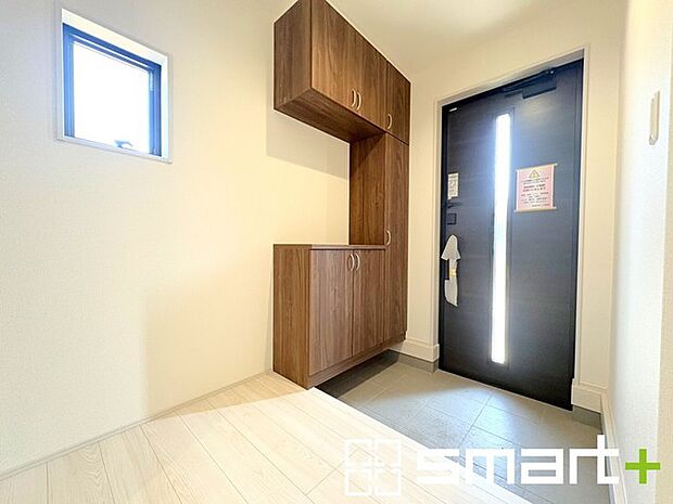 ~圧迫感のない明るい玄関~ ・窓に加えて玄関ドアのガラス部分からも穏やかな陽が入り、明るい玄関になります。 ・飾り棚としても演出できるコの字型のシューズボックスは大容量の収納力。