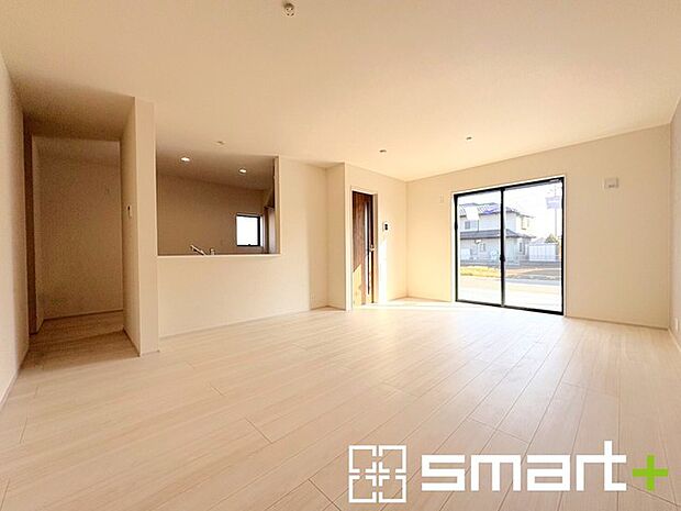 ～穏やかな陽の入るＬＤＫ～ ・大きな窓のあるＬＤＫは陽当りも良好で明るい空間となっております。 ・ご家族団らんなど過ごす時間の多いＬＤＫが明るいのは嬉しいポイントですね。 