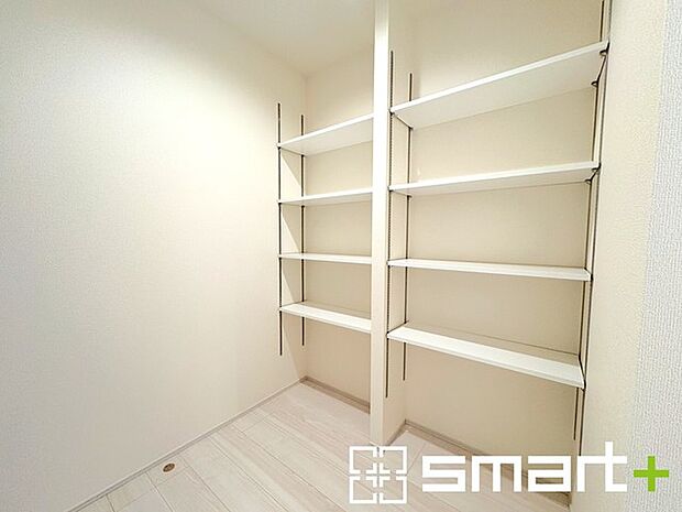 ~あると嬉しいパントリー~ ・キッチン横にはパントリー付。便利な可動棚付きで食材や台所用品のストックもたくさん出来ます。 ・散らかりがちなキッチン周りがスッキリ片付いて毎日の家事も快適。