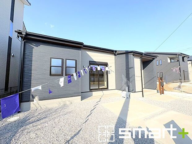 ~駐車場は3台分ご用意~ ・駐車場は3台分ございますので、車通勤の方や複数台お持ちの方にもお勧めのお住まいです。 ・ご来客の際も安心の余裕の敷地です。