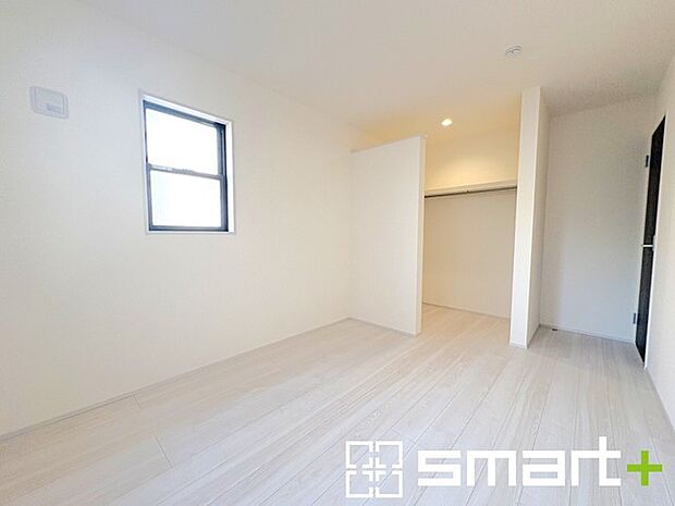 ~ウォークインクローゼットのあるお部屋~ ・人気のウォークインクローゼットをご用意。季節物や趣味の道具などもスッキリと収納が可能です。 ・最近流行りの収納術などもぜひご活用くださいませ。