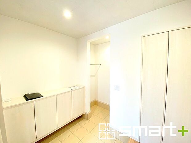 ~土間収納のある玄関~ ・玄関横に土間収納をご用意。ベビーカーやゴルフバッグ、お子様のスポーツ用品など収納可能です。 ・備え付けのシューズボックスはたっぷりしまえて玄関がスッキリ片付きますね。