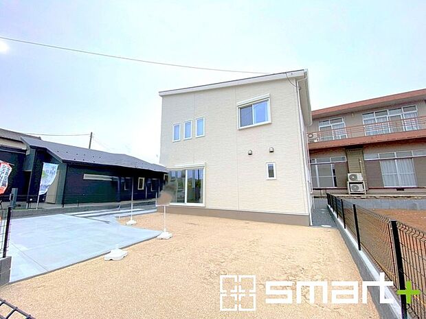 ~広々したお庭のある邸宅~ ・余裕の敷地には広いお庭もご用意。 ・ガーデニングや安らぎの空間として、倉庫を置いたりと様々な活用が可能です。 ・人工芝の敷設などもお気軽にご相談くださいませ。